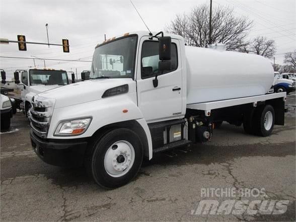 Hino 338 Saug- und Druckwagen