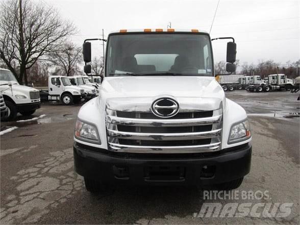 Hino 338 Saug- und Druckwagen