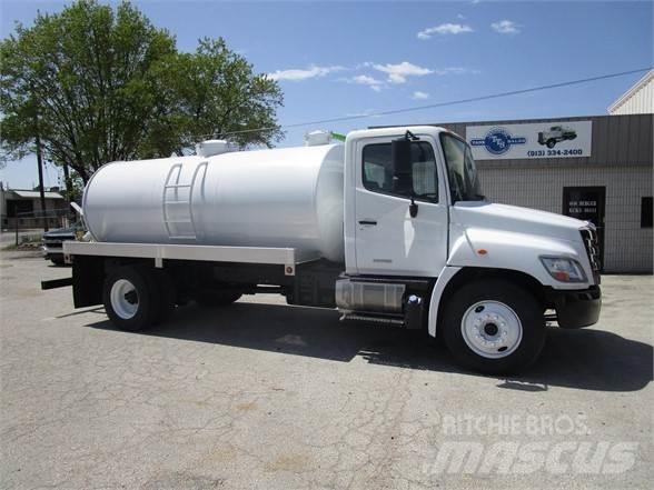 Hino 338 Saug- und Druckwagen