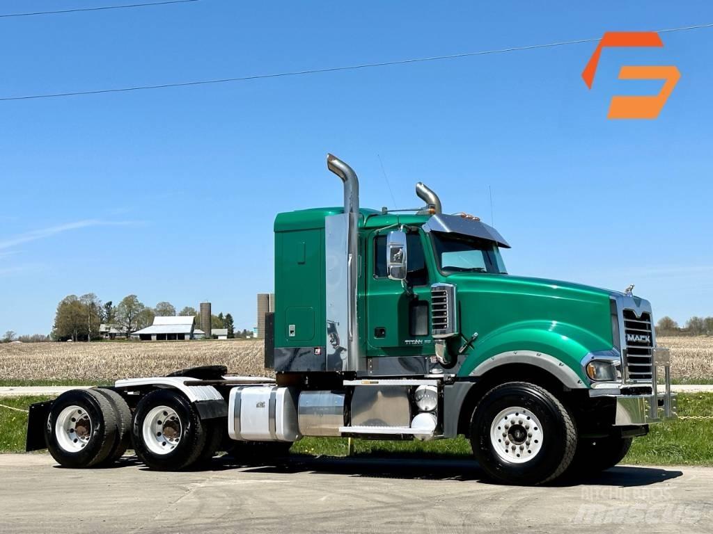 Mack TD713 Andere Fahrzeuge