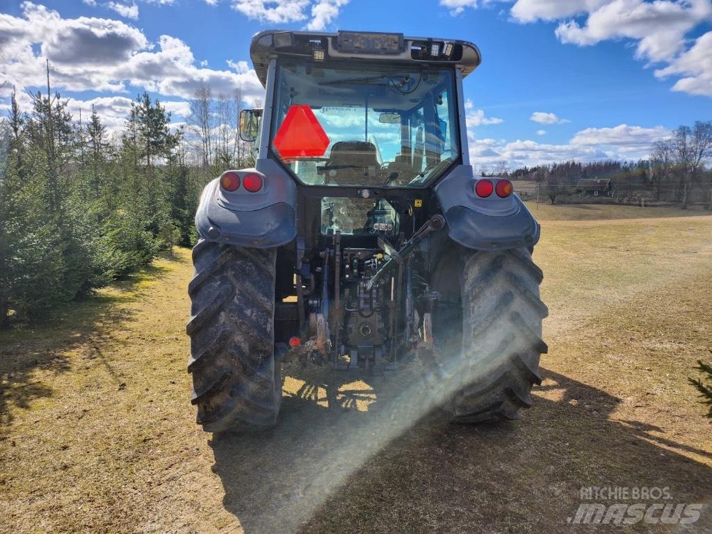 Valtra M 120 Traktoren
