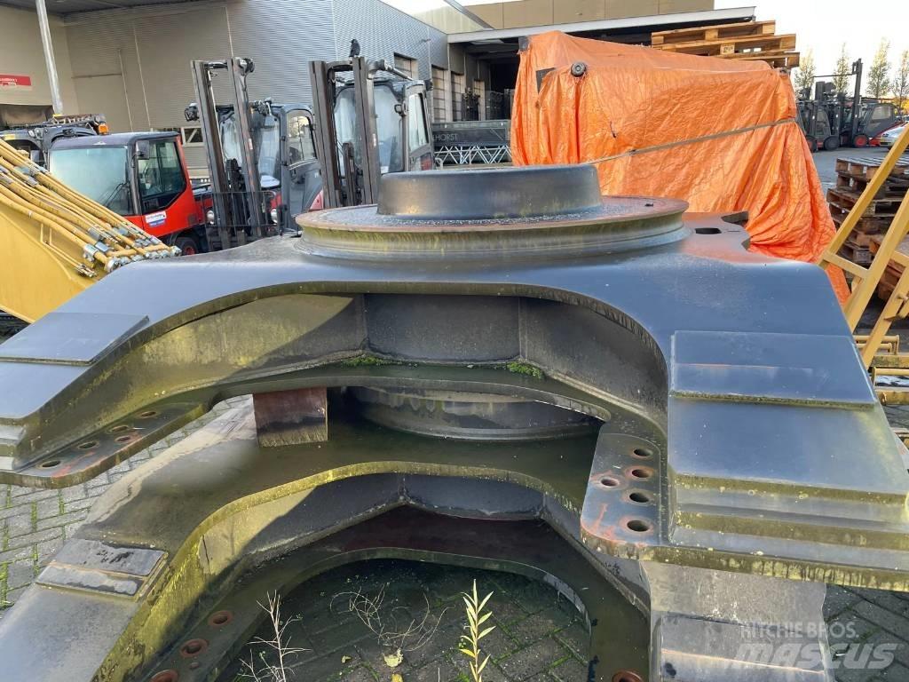 CAT 374 F L Chassis