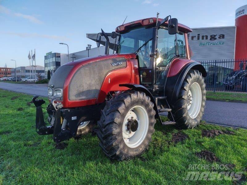 Valtra M 130 Traktoren
