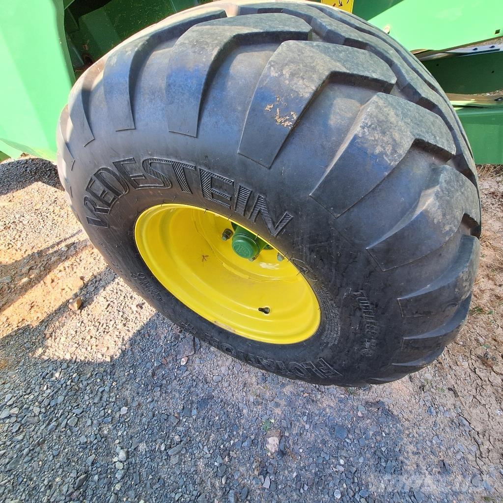John Deere V 451 M Rundballenpressen