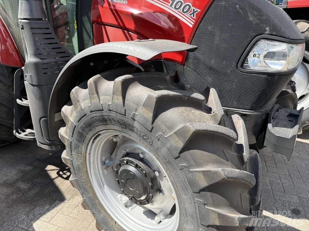 CASE Farmall 100X Traktoren