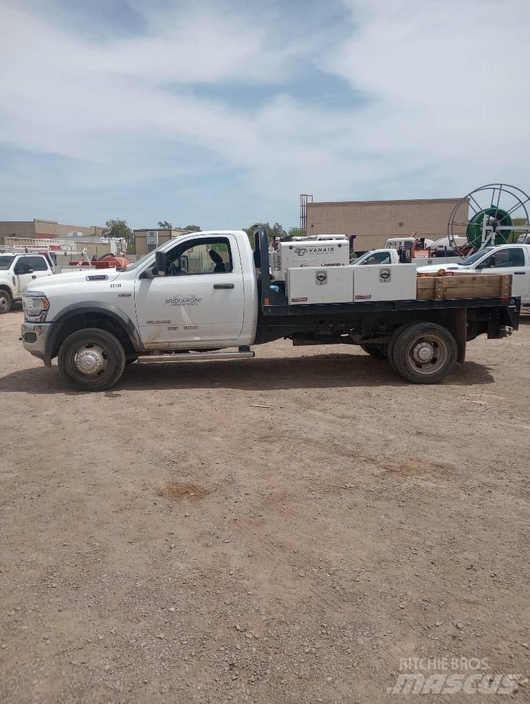 RAM 5500 Pritschenwagen/Pritschenwagen mit Seitenklappe