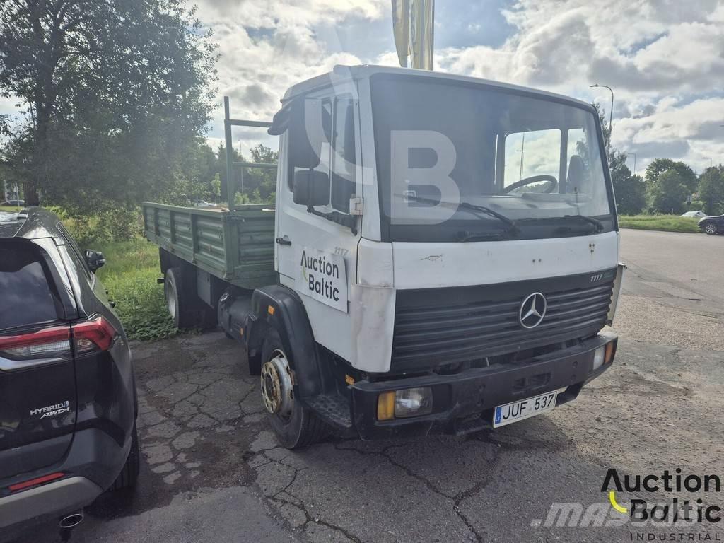 Mercedes-Benz 1117 Pritschenwagen/Pritschenwagen mit Seitenklappe