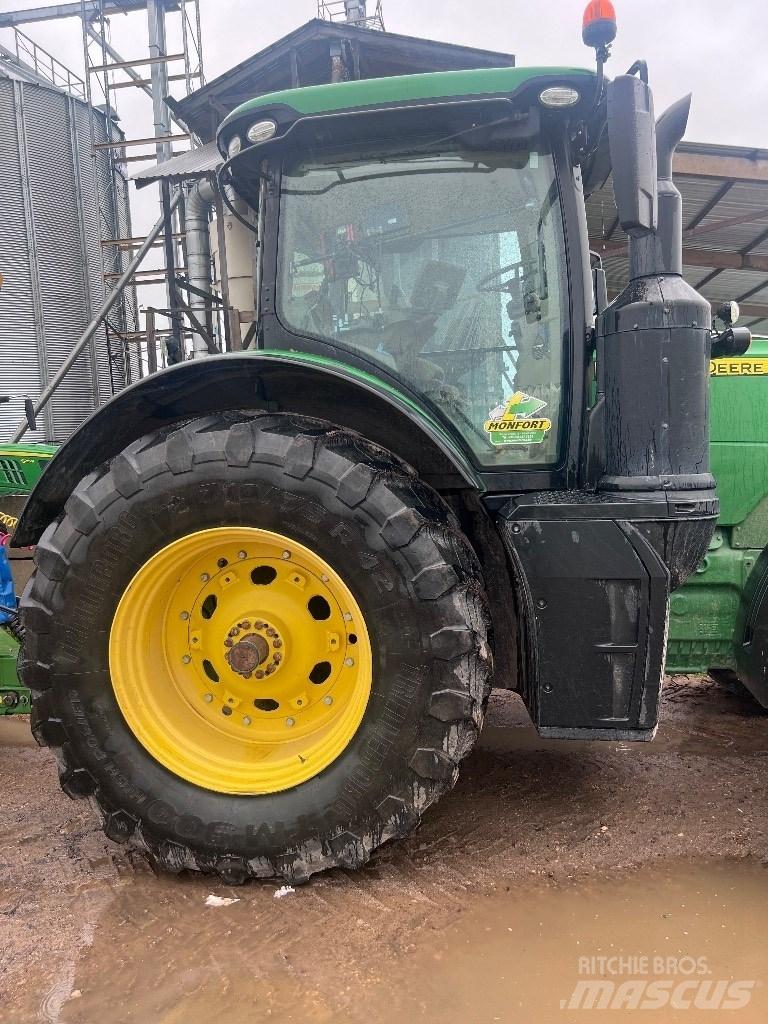John Deere 8320 R Traktoren