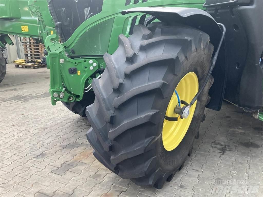 John Deere 6215R Traktoren