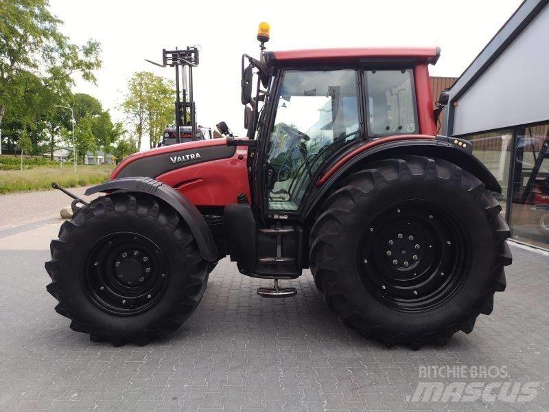 Valtra N 141 Traktoren