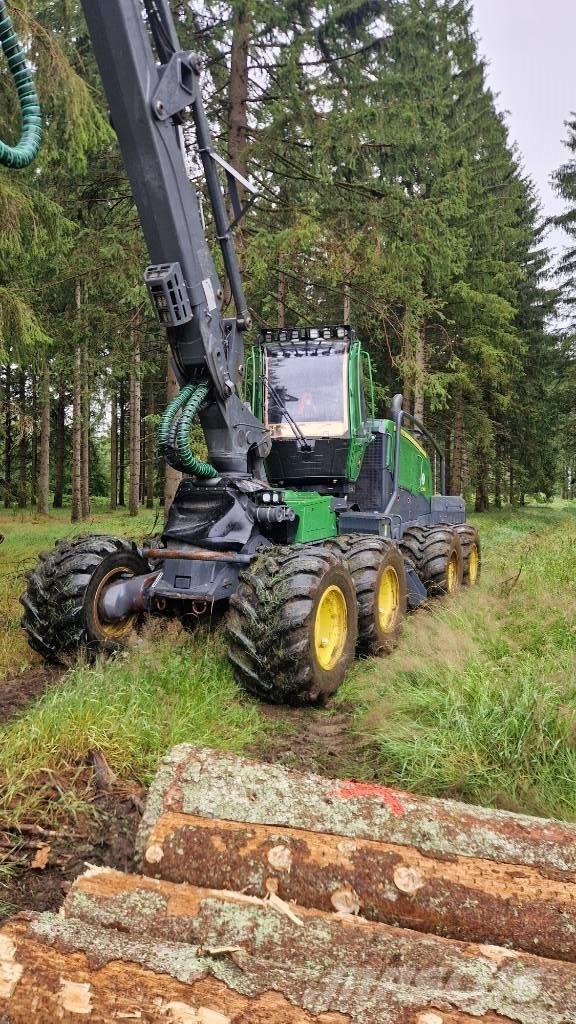 John Deere 1270 G Harvester