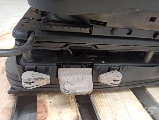 Valtra N 163 chair Kabinen