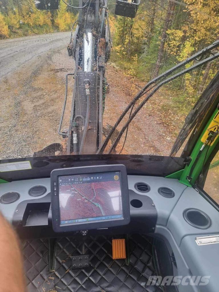 John Deere 1070 G Harvester