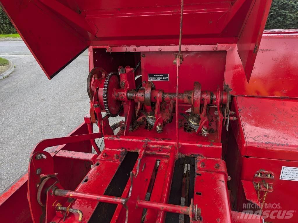 Massey Ferguson 124 Quaderpressen
