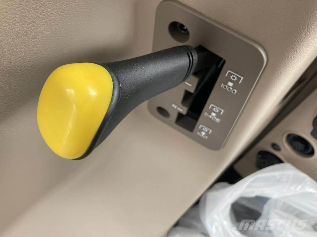 John Deere 6M240 Traktoren