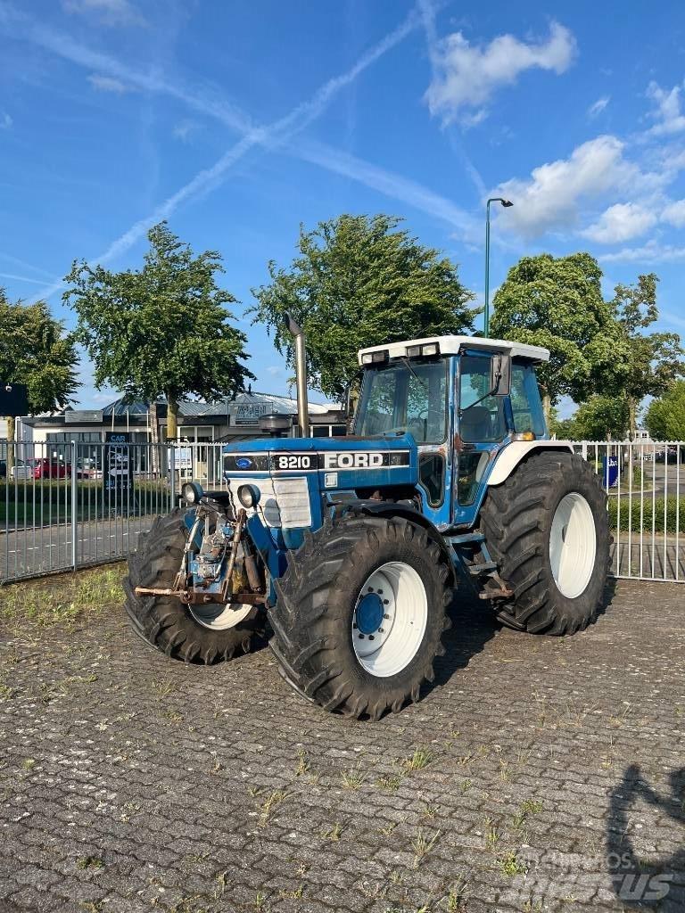 Ford 8210 III Traktoren