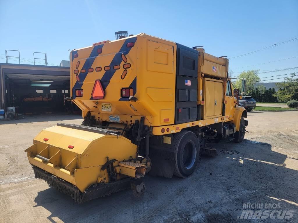 International 4700 Kehrmaschine