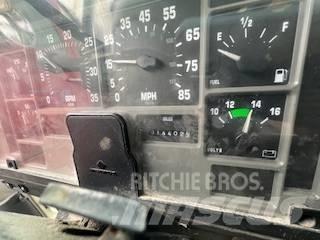 International 4700 Pritschenwagen/Pritschenwagen mit Seitenklappe