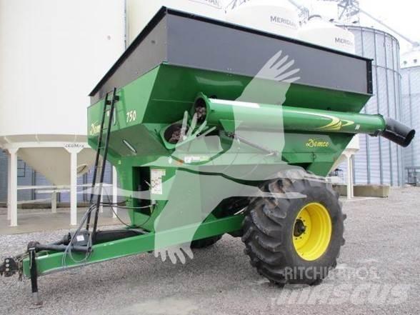 Demco 750 Getreideanhänger