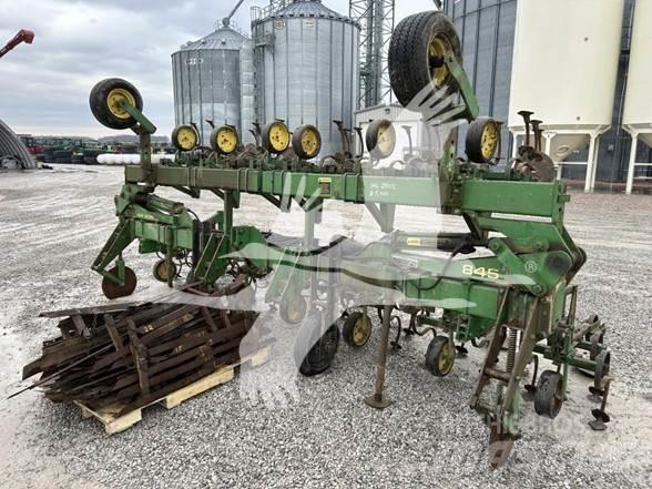 John Deere 845 Hackfruchtkultivator