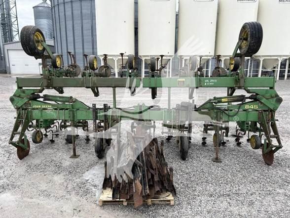 John Deere 845 Hackfruchtkultivator