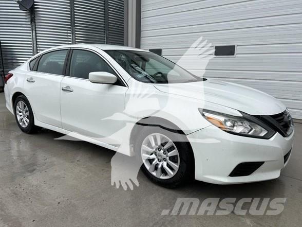 Nissan ALTIMA PKWs