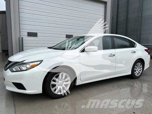 Nissan ALTIMA PKWs