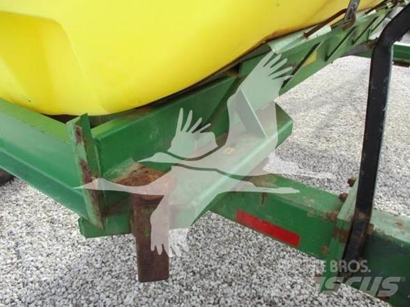 YETTER 1600 Mineraldüngerstreuer
