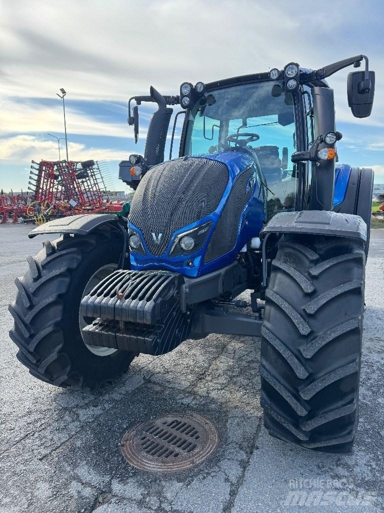 Valtra N 124 Traktoren