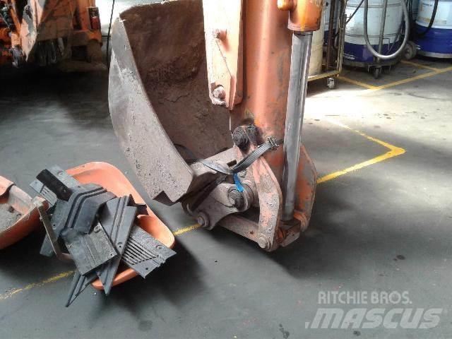 Hitachi FB200 Traktoren