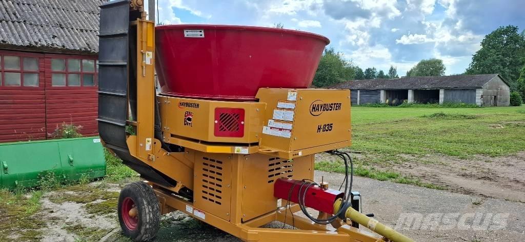 Haybuster H-835 Ballenschredder, -schneider und -wickler