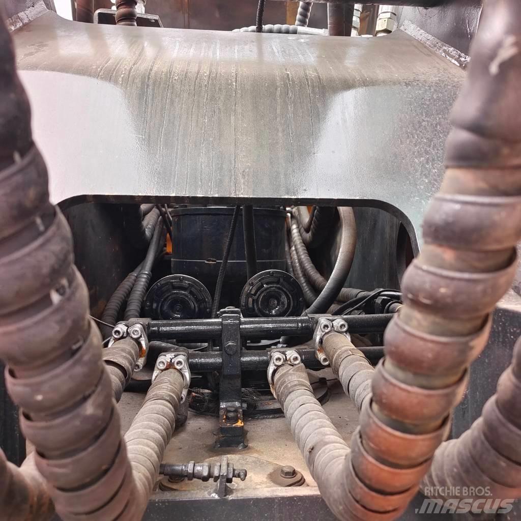 Hyundai 330LC-9T Raupenbagger