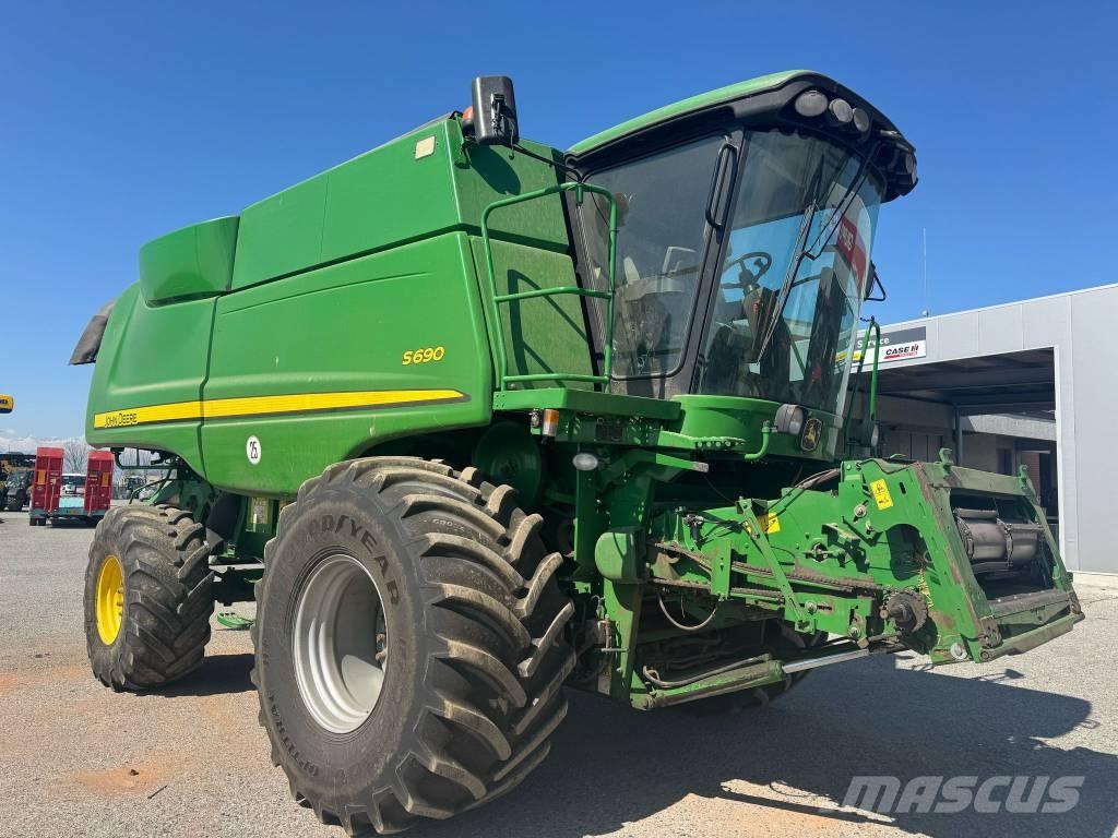 John Deere S 690 Mähdrescher