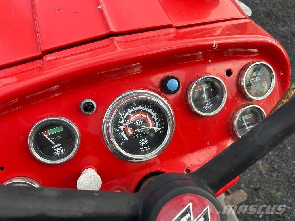Massey Ferguson 152 Traktoren