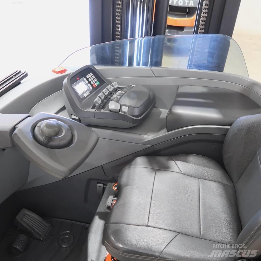 Toyota RRE200HC Schubmaststapler
