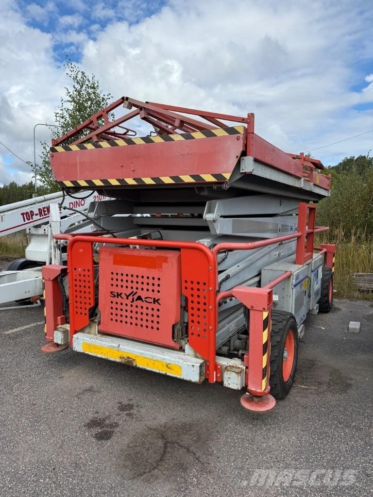 SkyJack SJ 9250 RT Scheren-Arbeitsbühnen