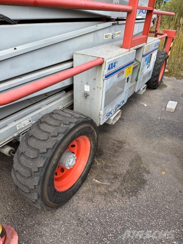 SkyJack SJ 9250 RT Scheren-Arbeitsbühnen