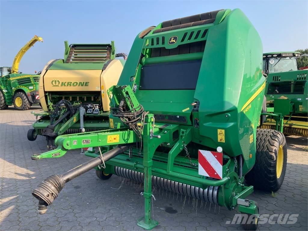 John Deere V451M Rundballenpressen