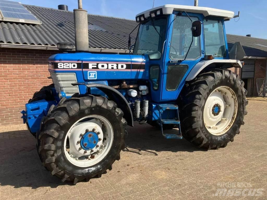 Ford 8210 gen 2 Traktoren