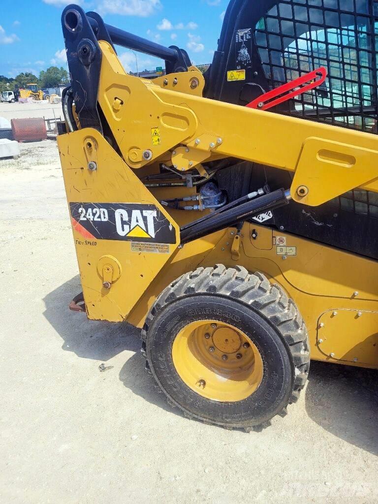 CAT 242 D Kompaktlader