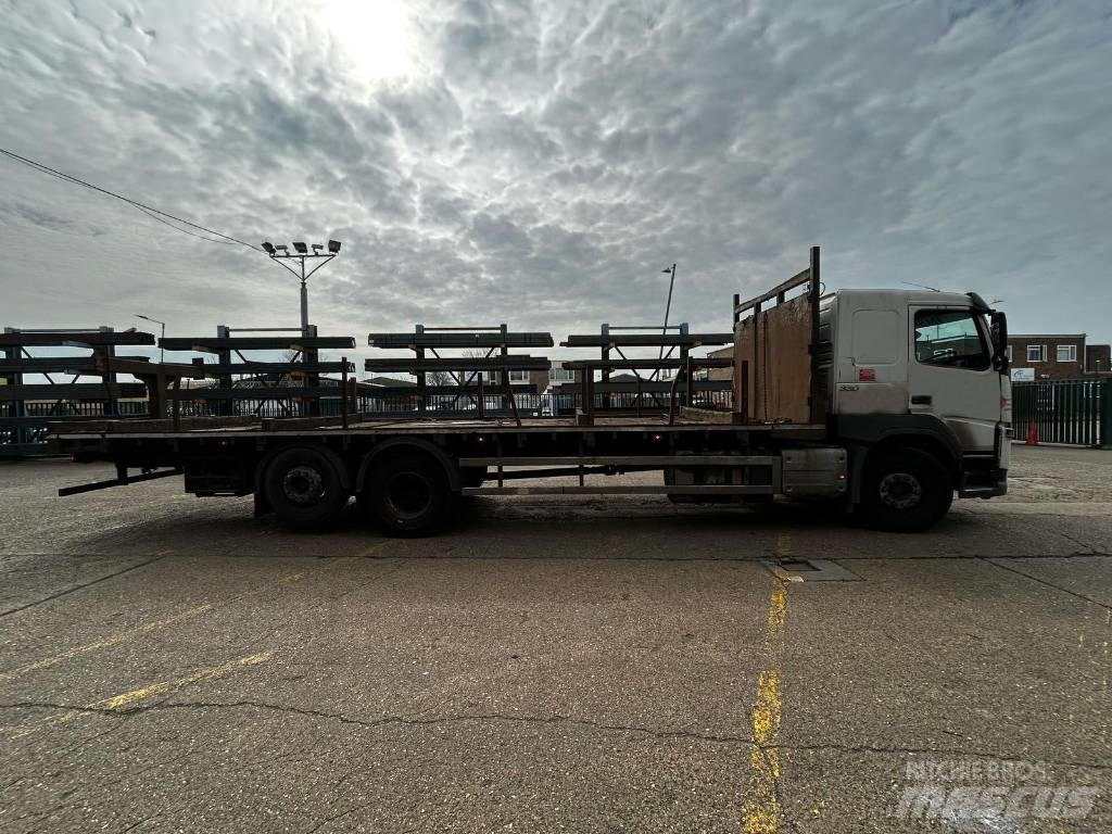 Volvo FM 330 Pritschenwagen/Pritschenwagen mit Seitenklappe