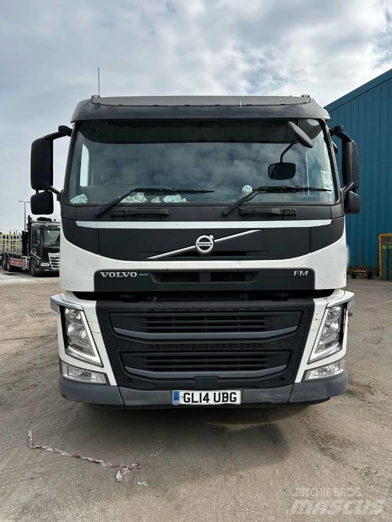 Volvo FM 330 Pritschenwagen/Pritschenwagen mit Seitenklappe
