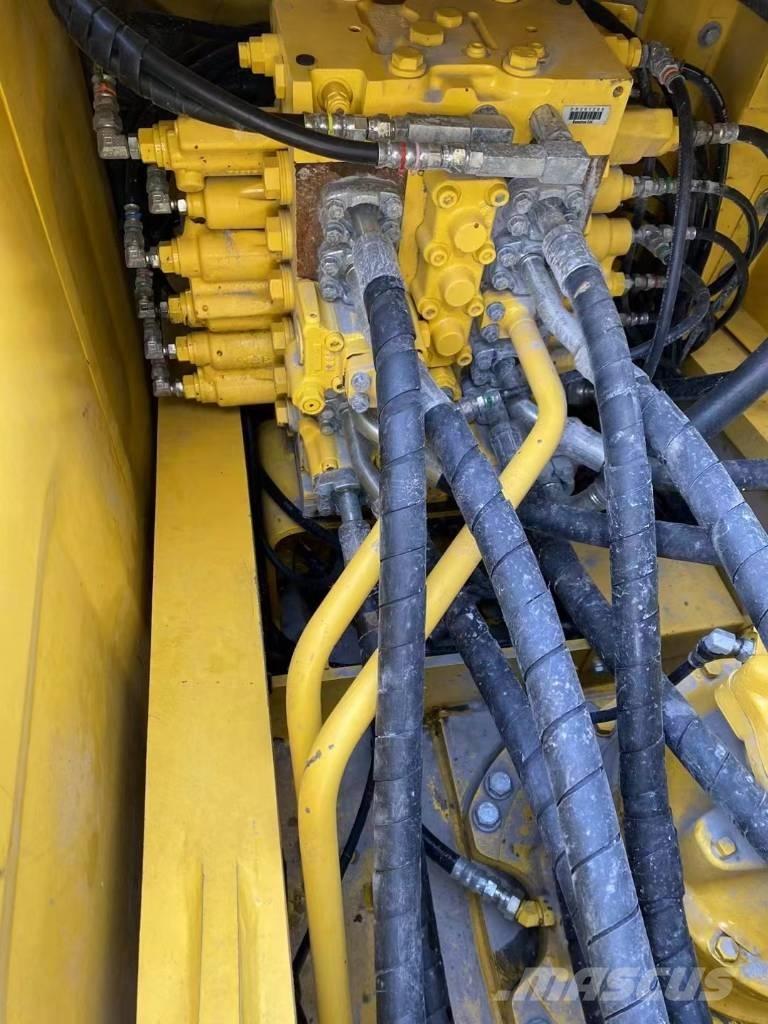 Komatsu 240LC-8 Raupenbagger