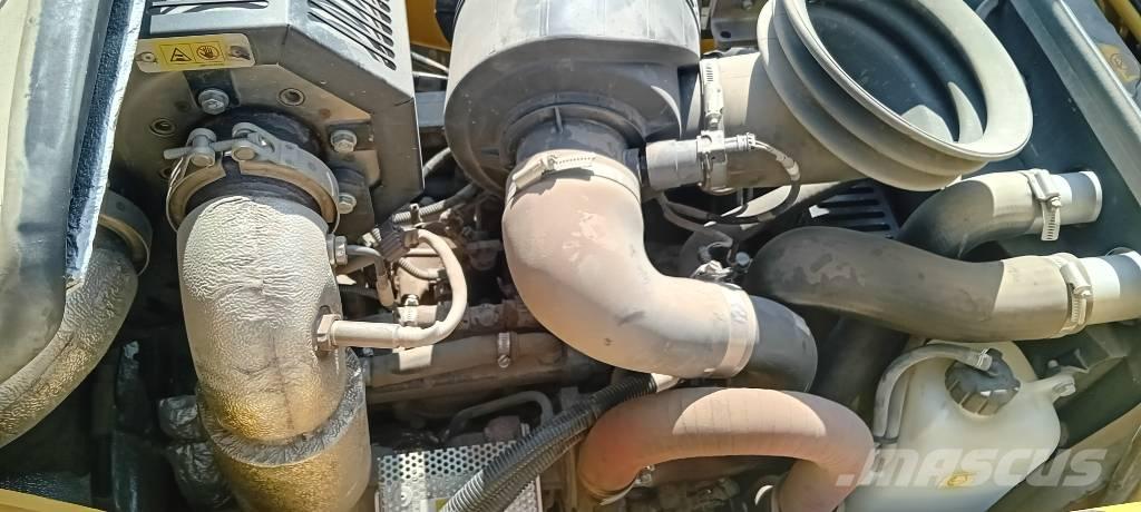 Komatsu WB 93 S-8 Baggerlader