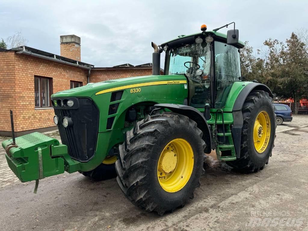 John Deere 8330 Traktoren