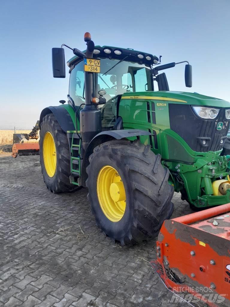 John Deere 6250R Traktoren