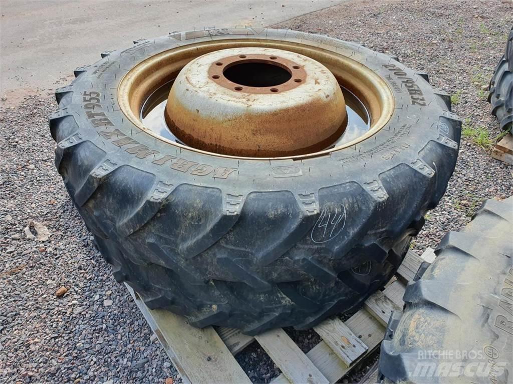 BKT 270/95R32 x2 Reifen