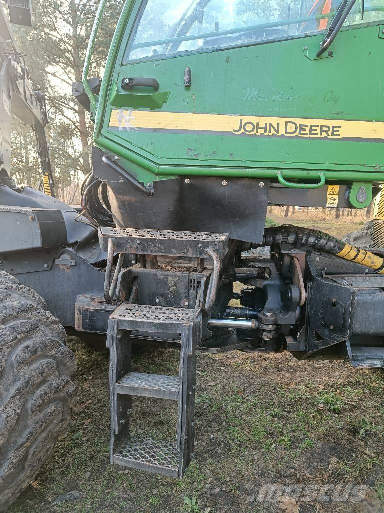 John Deere 1270 D Harvester