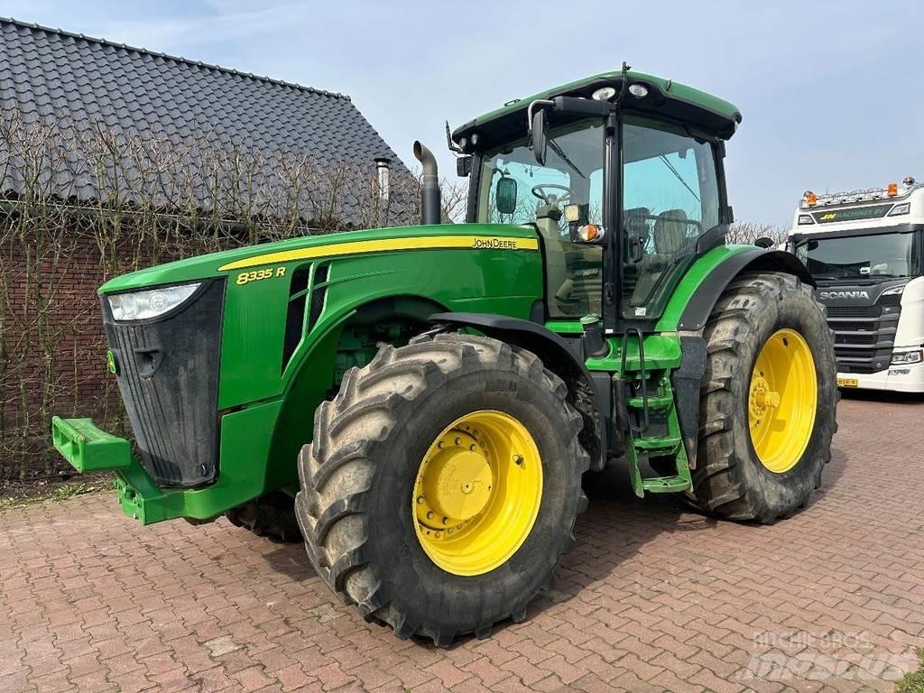 John Deere 8335R Traktoren