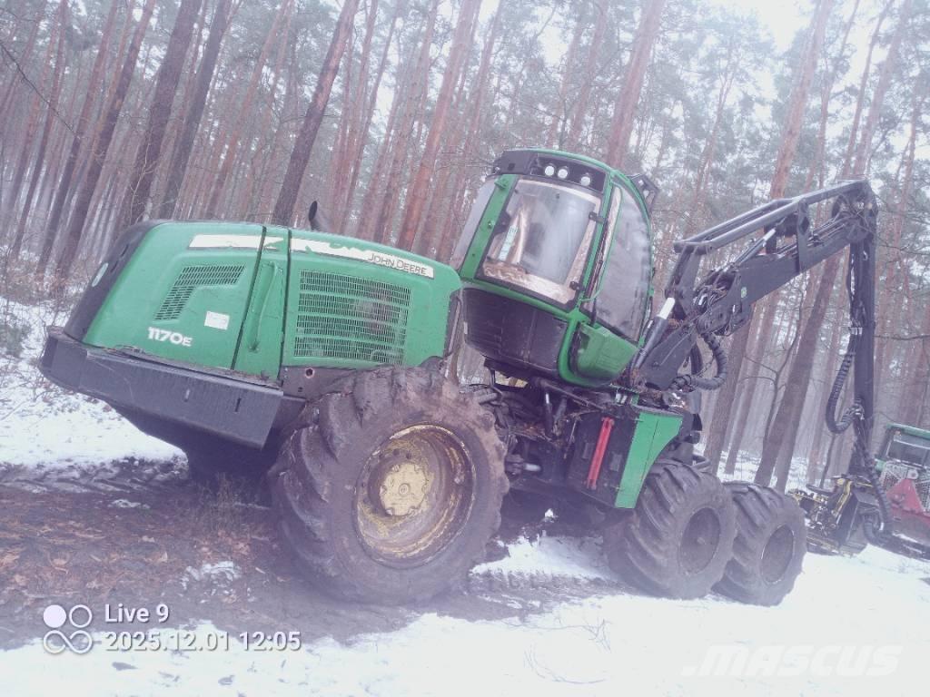 John Deere 1170 E Harvester